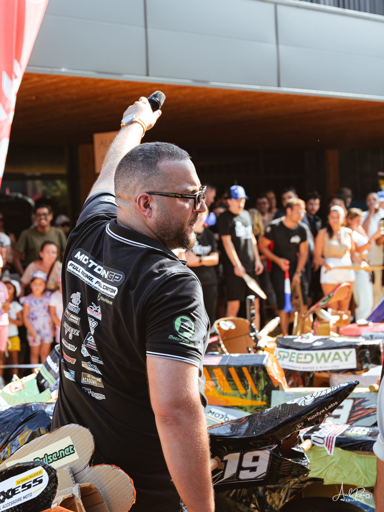 Animateur micro en main devant le public du MotoWNGP