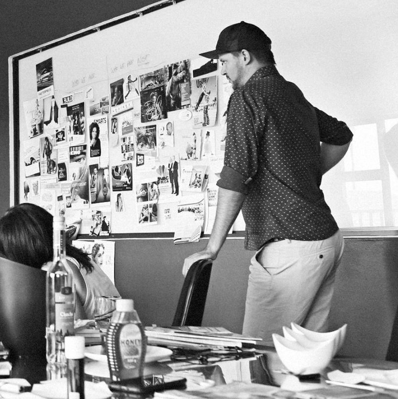 Séance de travail devant un mur d’inspirations